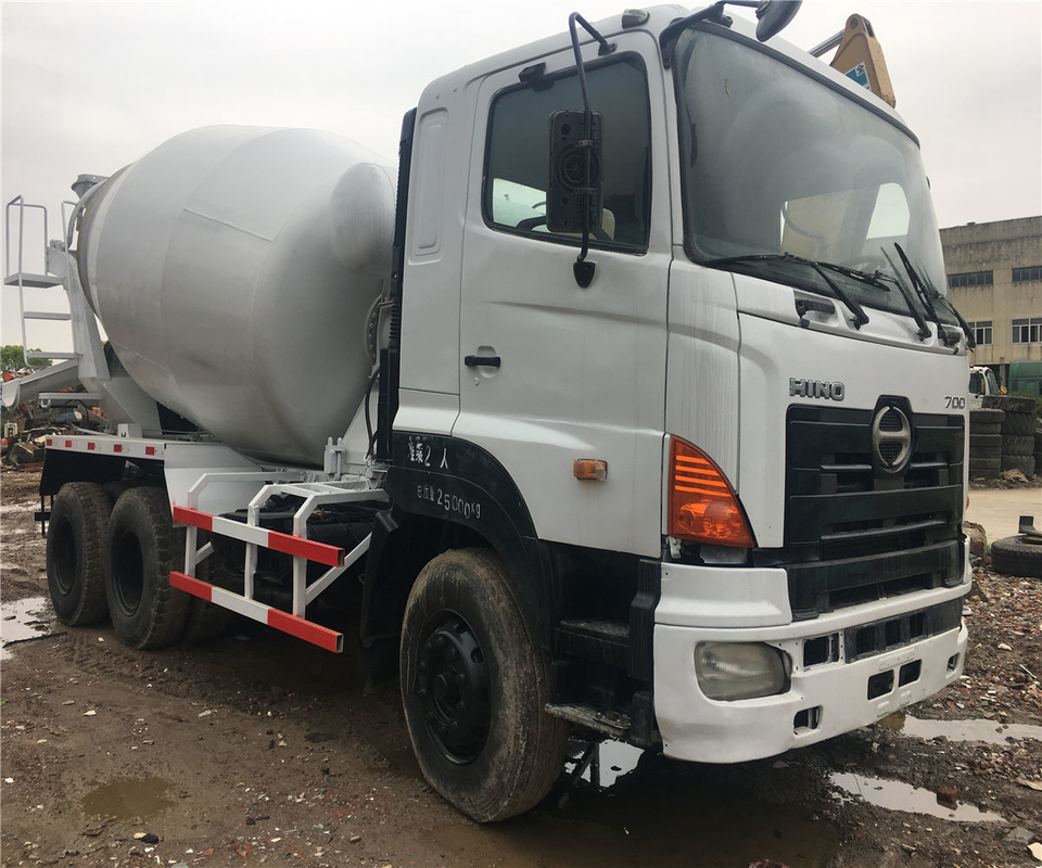 Gebruikte HINO 700 Betonmixer Truck met 24120*9940*17190mm contour afmeting tegen betaalbare prijs